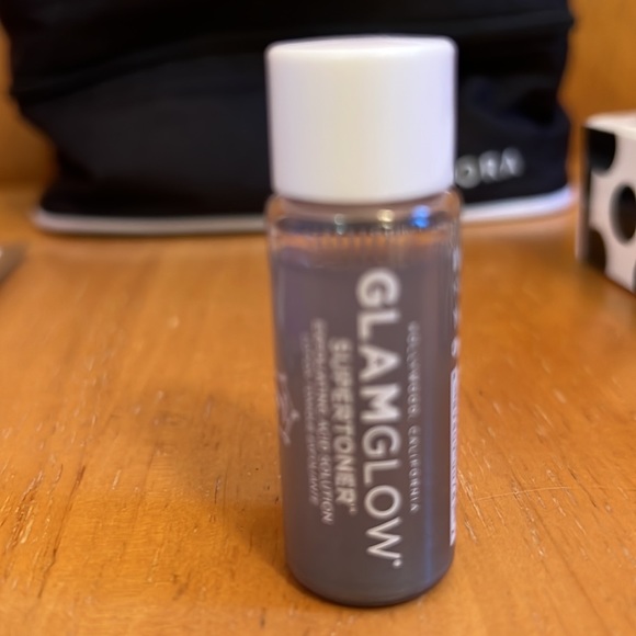 NIB GLAMGLOW bundle with Cosmetics bag - Picture 3 of 7